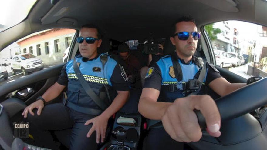 Policías locales durante un servicio.