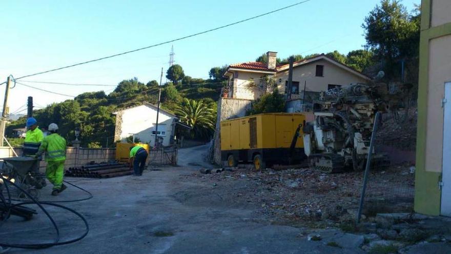 Operarios iniciando ayer la última fase de micropilotaje frente a las viviendas de Sotiello.