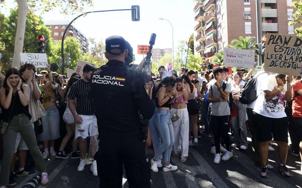 Todas las imágenes de la protesta por la Ebau y las cargas policiales junto a la Consejería de Educación