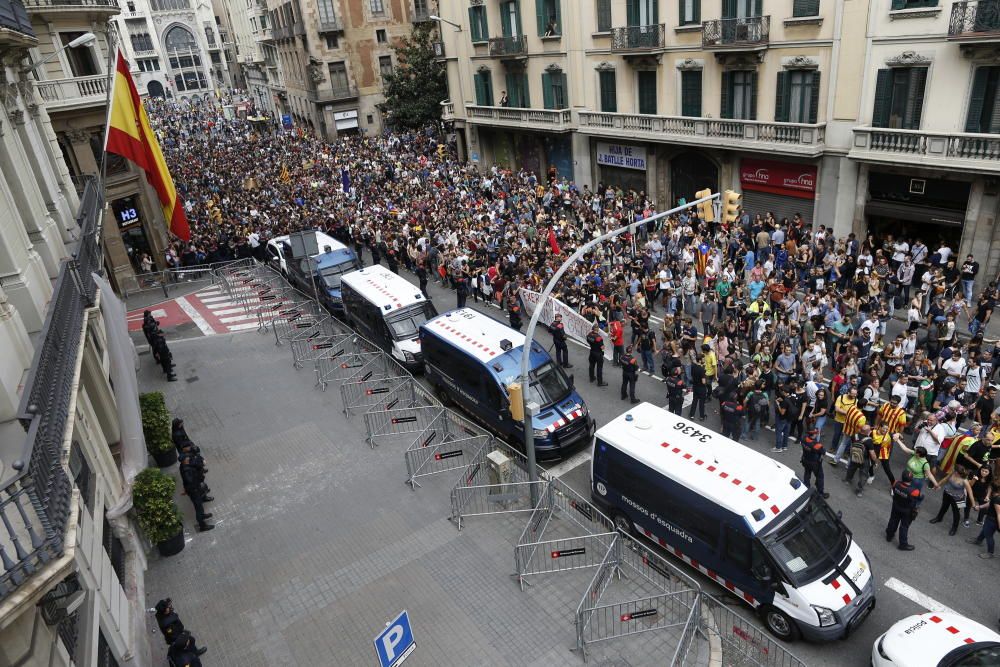 Multitudinaria concentración en Barcelona en protesta por las cargas del 1-O