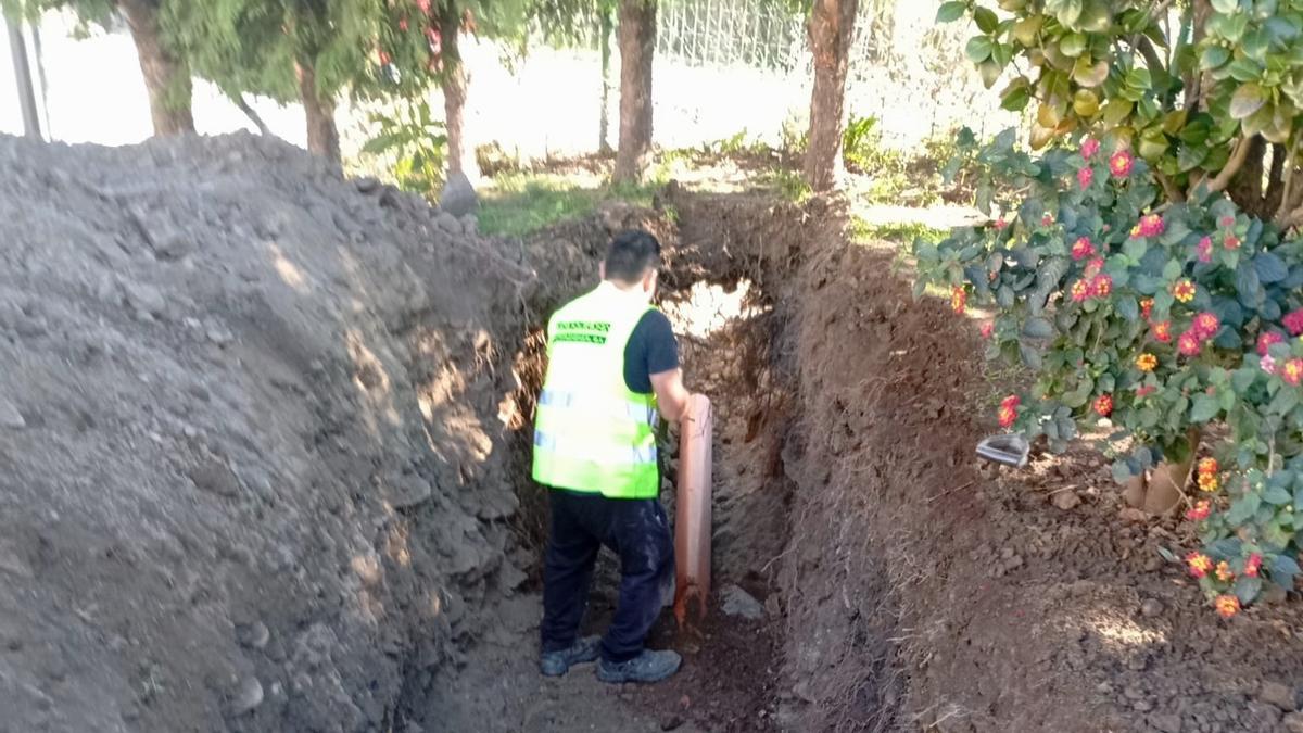 Obras de construción da fosa séptica da canceira municipal de Ribeira.