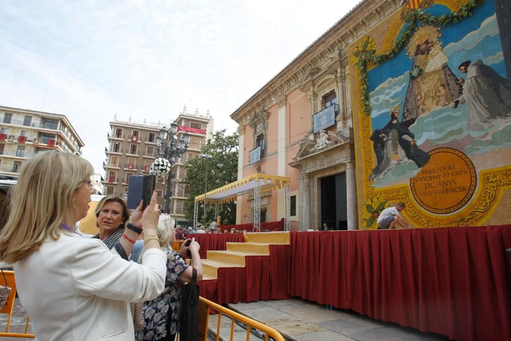 Numerosas personas acuden a la plaza de la Virgen de València para contemplar el tapiz floral