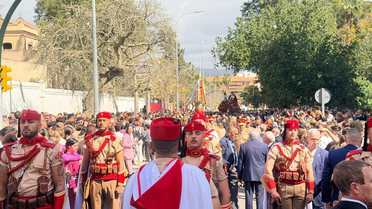 Efectivos del Grupo de Regulares Melilla 52 en el traslado del Cautivo y la Virgen de la Trinidad.