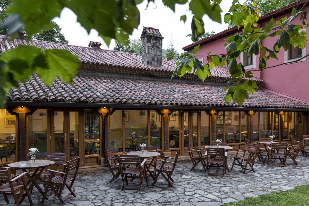 Cuenta con restaurante y una coqueta terraza ideal para pasar la tarde.