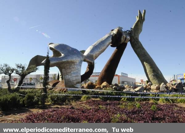 Galería de fotos: Cae la estatua de Ripolles