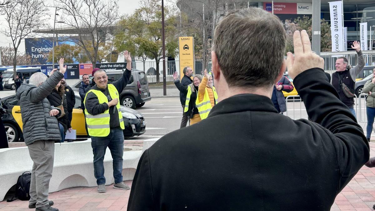 Votación sobre las movilizaciones durante el Mobile, este jueves. Levantar la mano, como hace el líder de Élite Taxi, Tito Álvarez, era sinónimo de no ir a la huelga durante la feria.