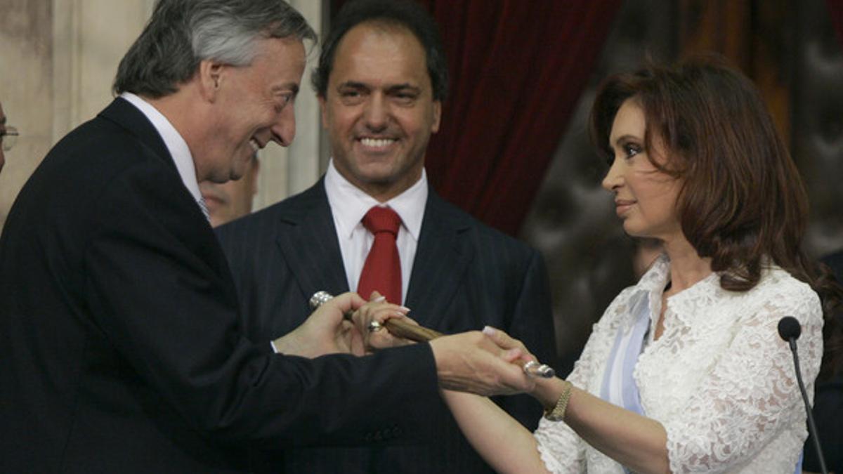 Cristina Fernández recibe el bastón presidencial de manos de su marido.