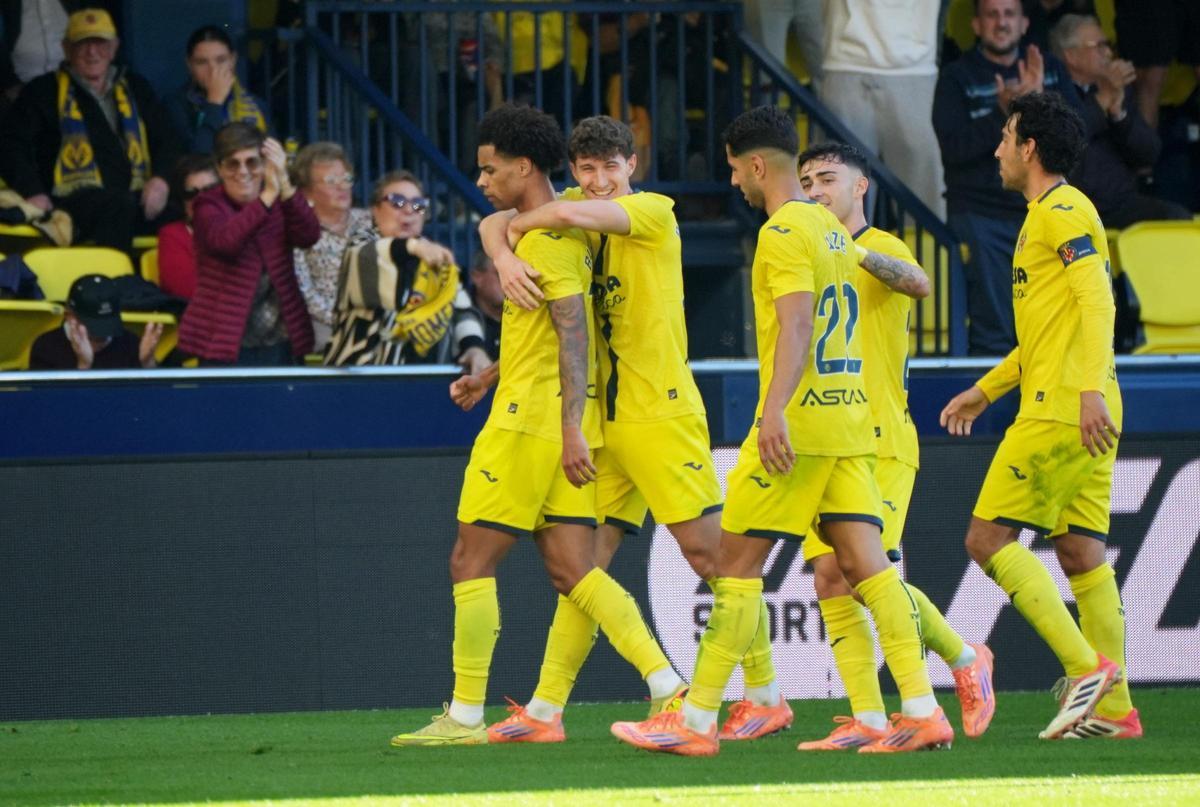 Los jugadores del Villarreal felicitan a Buchanan por el 1-0 ante Getafe.