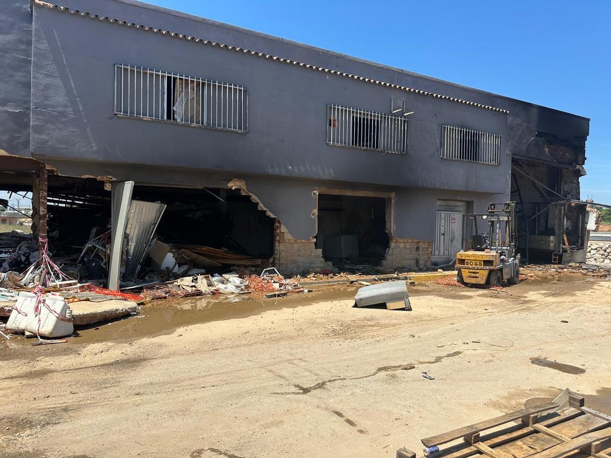 Nave afectada por el incendio en Torrent.
