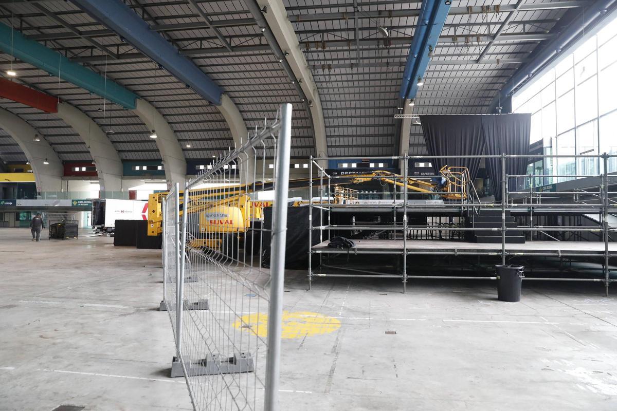 Preparativos en el pabellón de La Magdalena del dúo Amaral.