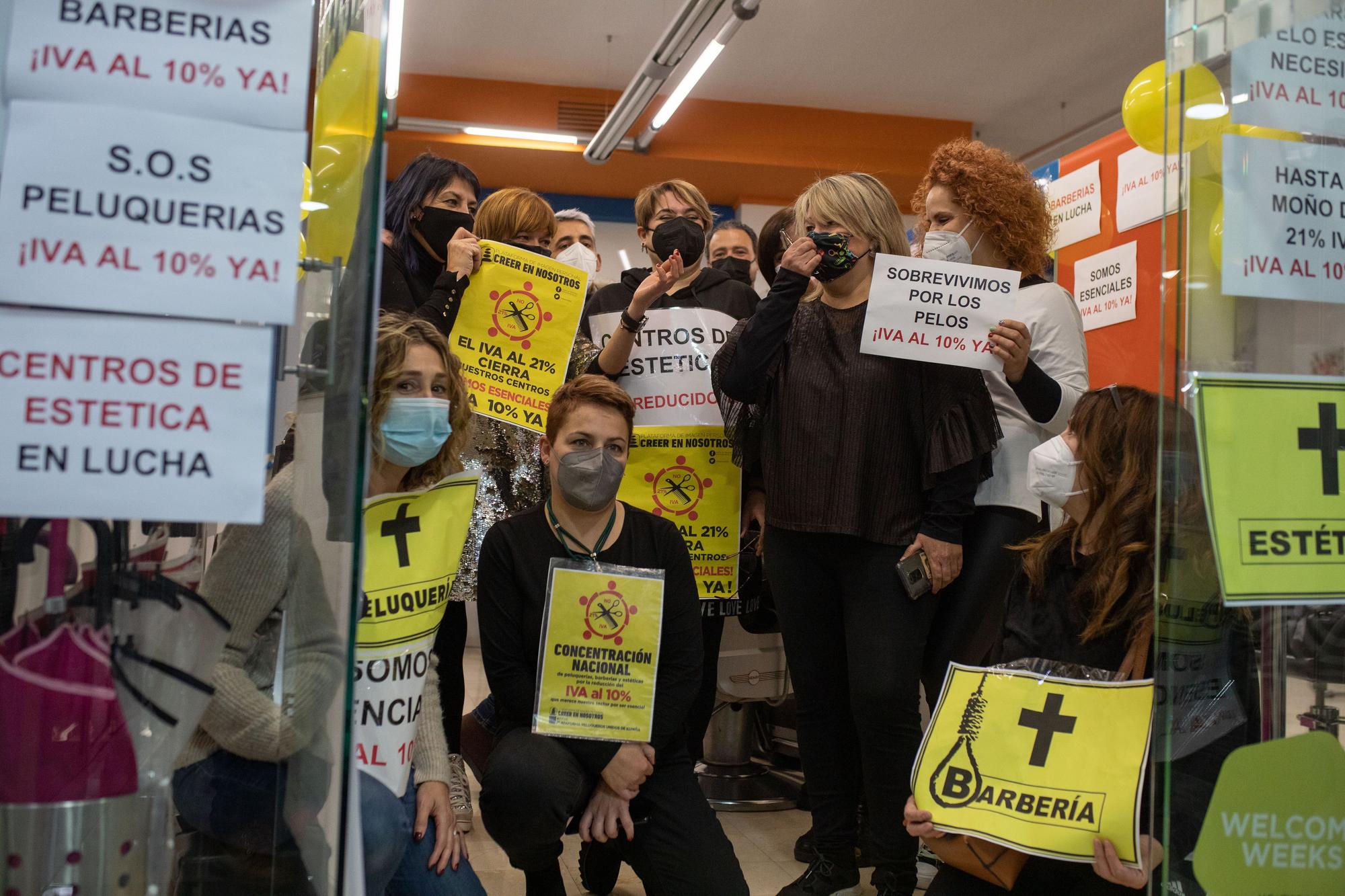 GALERÍA | Así han pasado la noche los peluqueros de Zamora para reivindicar la bajada del IVA