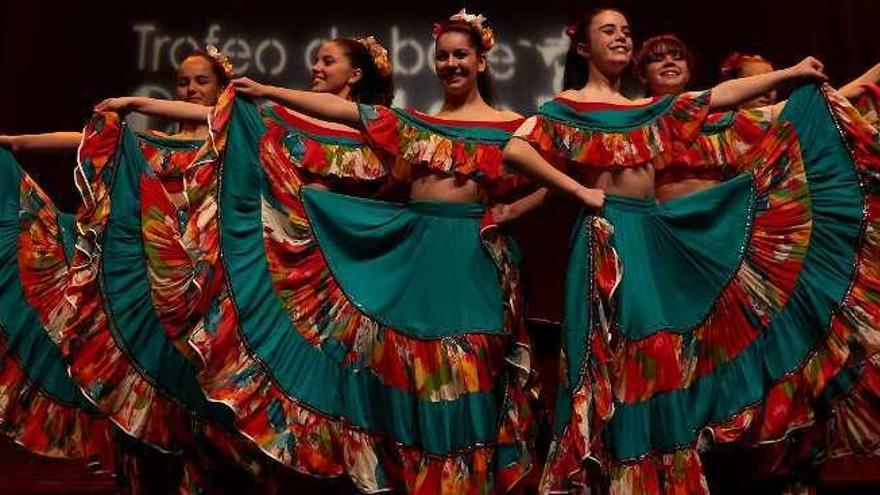 Bailarinas de Galicia en Danza en plena actuación.