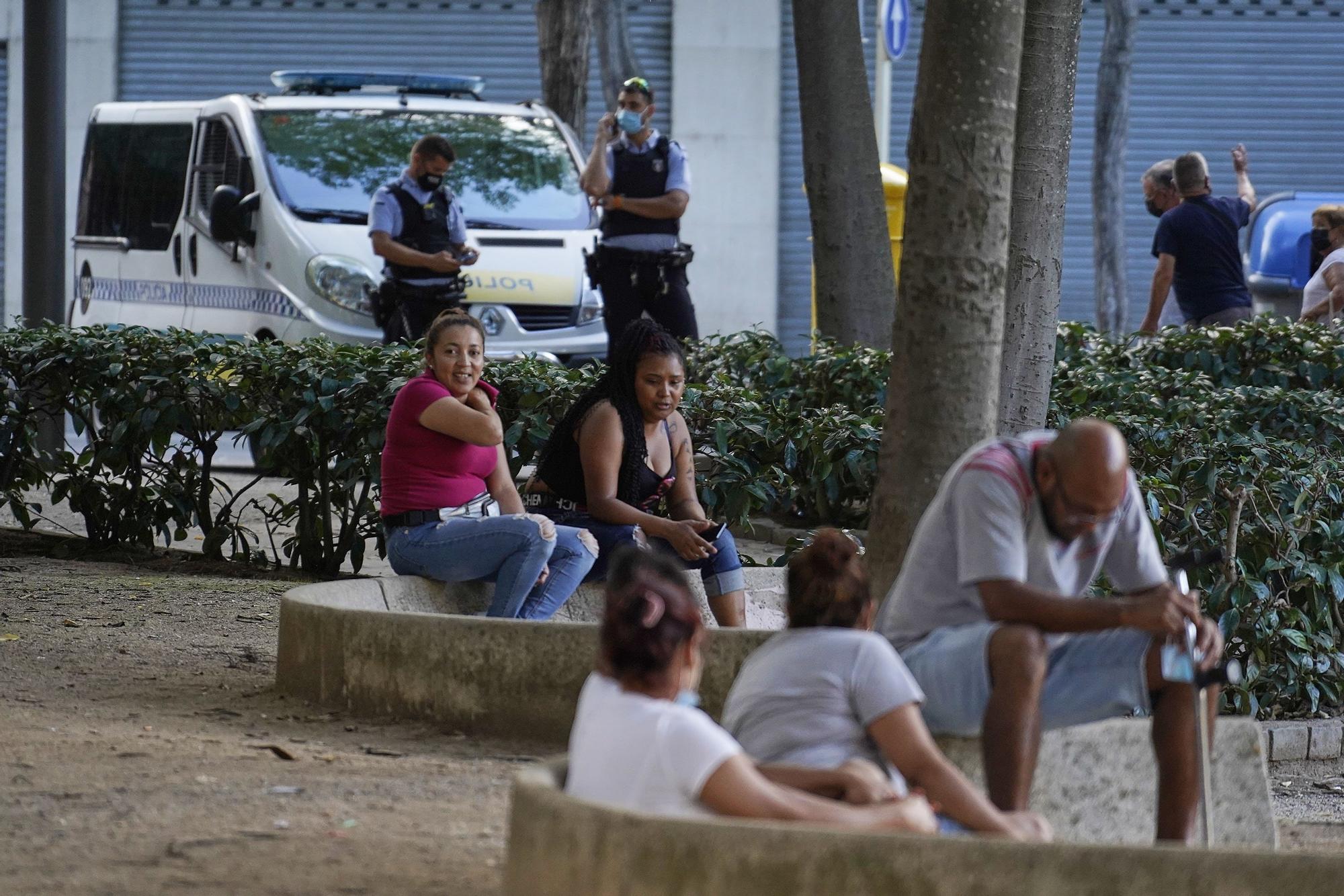 Les famílies reclamen un espai a la plaça del Barco per jugar a pilota