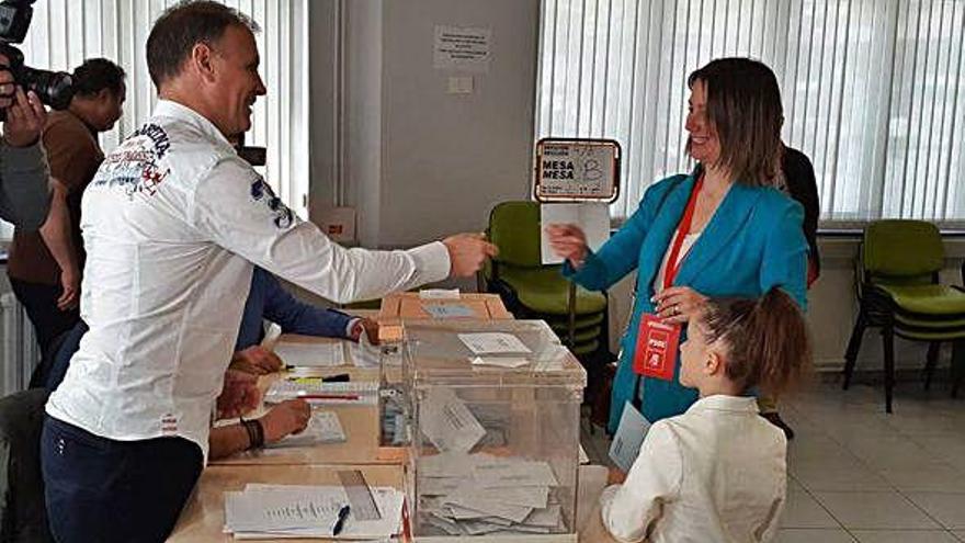 Lara Méndez, ayer, en el momento de la votación.