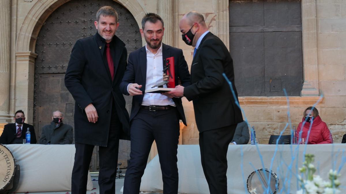 El periodista Ignacio Escolar recibió el Premio Redoble en la Convivencia de la Ruta del Tambor y Bombo en Alcañiz.