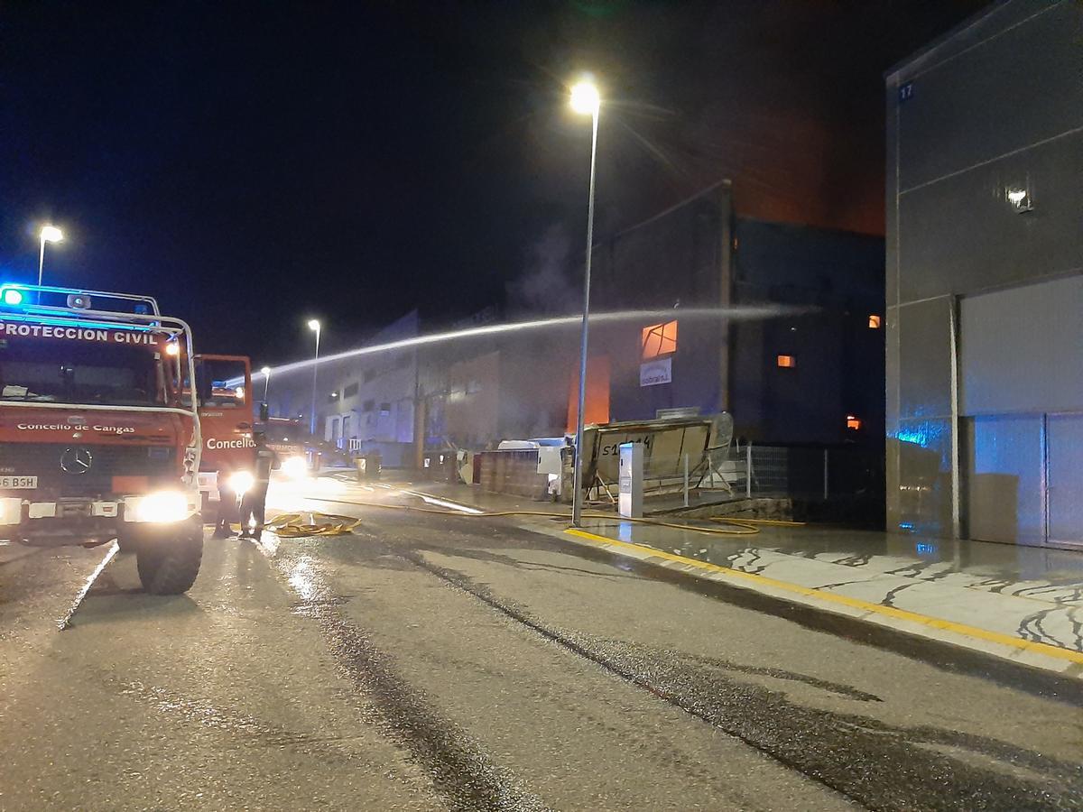 Los servicios de emergencia rociaron con agua las fachadas de las naves laterales para evitar que se propagase el fuego.