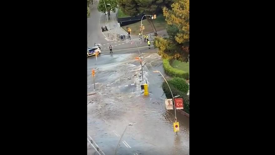 Vídeo | Una espectacular fuita d’aigua talla parcialment la Diagonal de Barcelona