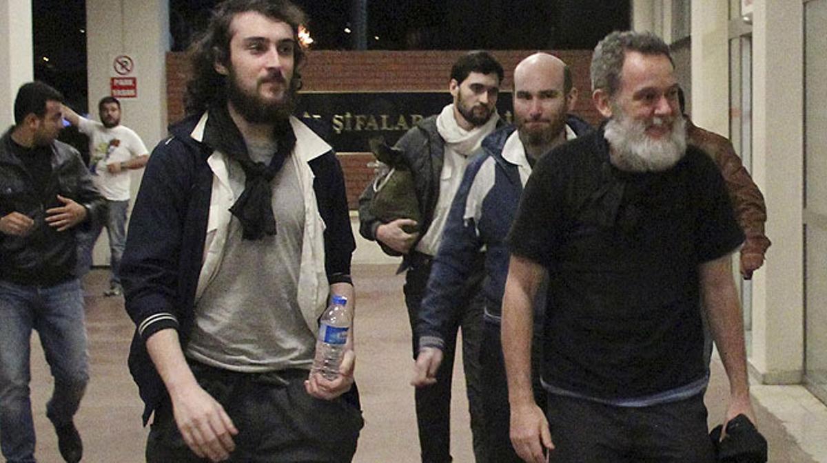 Primeres imatges dels quatre periodistes francesos alliberats després de 10 mesos de segrest a Síria.