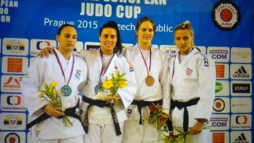 Sara Rodríguez, segunda por la izquierda, en el podio de la Copa de Europa.