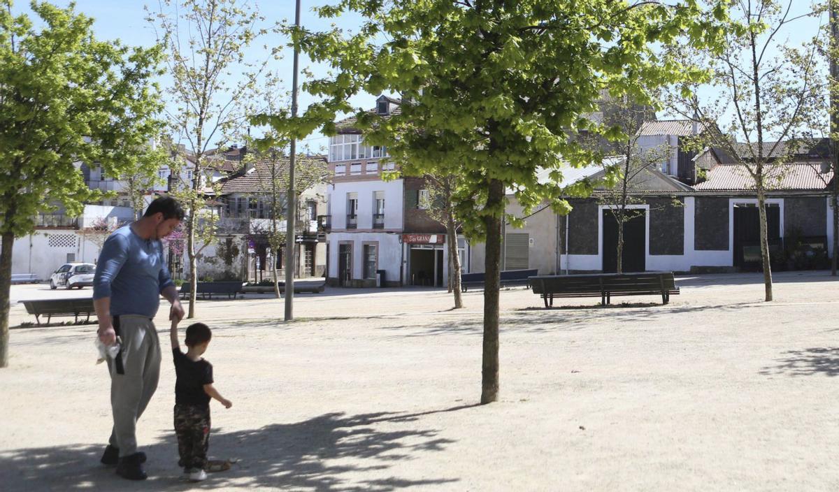 Peatones en la Praza da Feira.  | BERNABÉ/ AMANDA CASTRO
