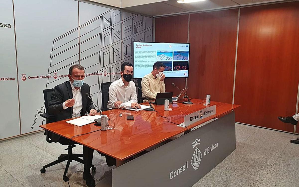 Álvarez, Torres y Santamaria, ayer, en la sede del Consell. | C.E.