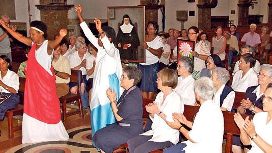 En la eucaristía, durante la ofrenda, hubo baile de origen africano.