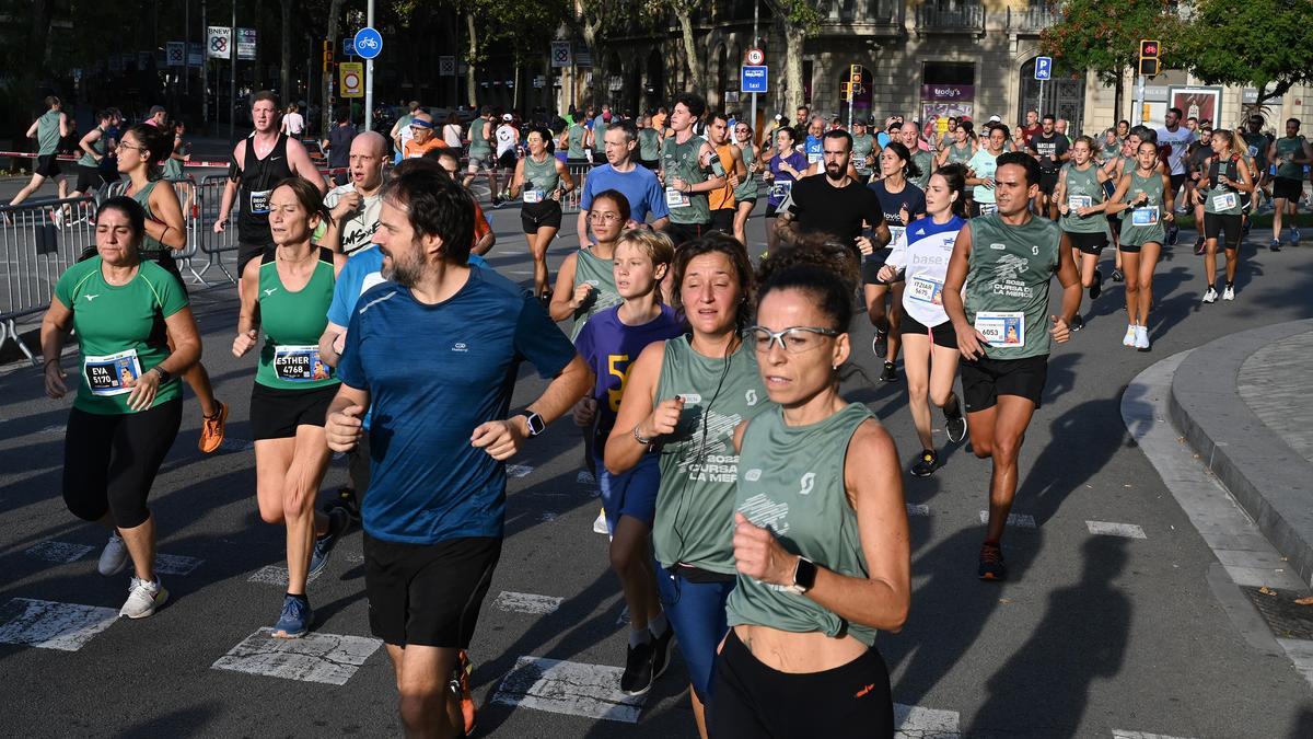 Los participantes a su paso por el Arco del Triunfo