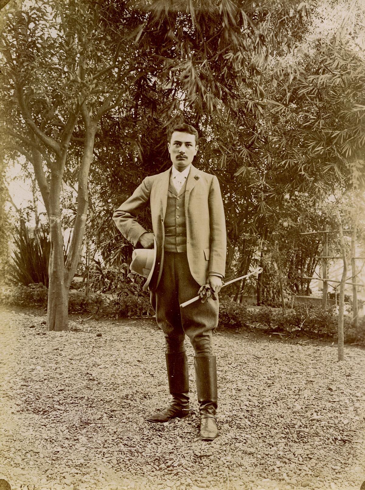 Autorretrato del ingeniero Paul Bouvier en traje de montar, en 1899.