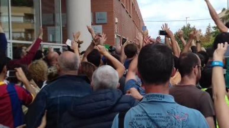 Manifestants protestant per la càrrega policial a l&#039;institut Quercus