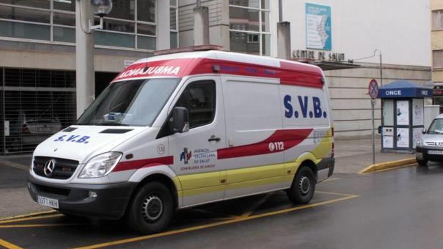 Una ambulancia del SVB, ante del centro de salud de Picassent.