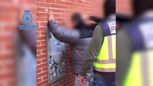 El líder del grup neonazi Bastión Frontal, a la presó per clavar una brutal pallissa a un ultra català