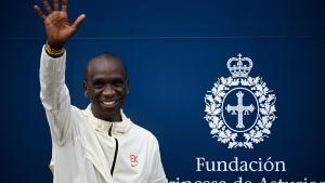 Kipchoge saluda a su llegada a Oviedo para recibir el Princesa de Asturias de los Deportes