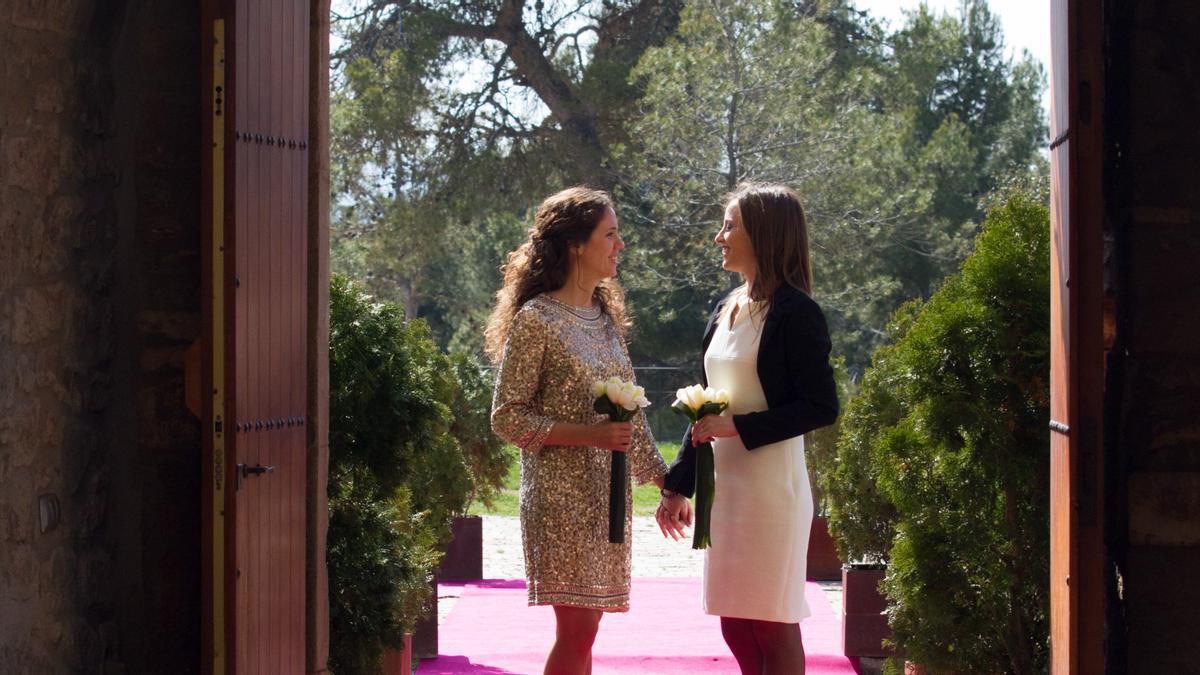 Cristina y Cecilia celebran su boda en Navás, en 2012, antes de mudarse a Chile.