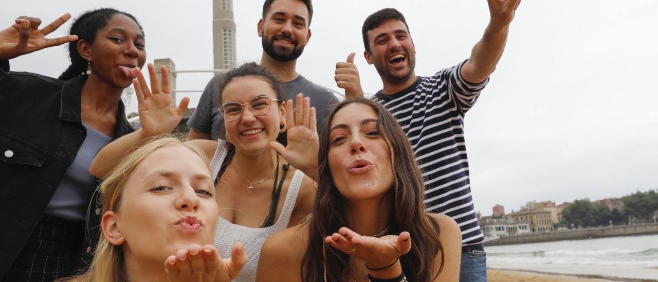 Por la izquierda, detrás, África Dougan, Álex Boada y Ander Santiago; delante, Luciana Nechifor, María Valderrama y Eva  Jiménez, despidiendo el verano en «modo emoticono», en la playa de San Lorenzo de Gijón. | Marcos León