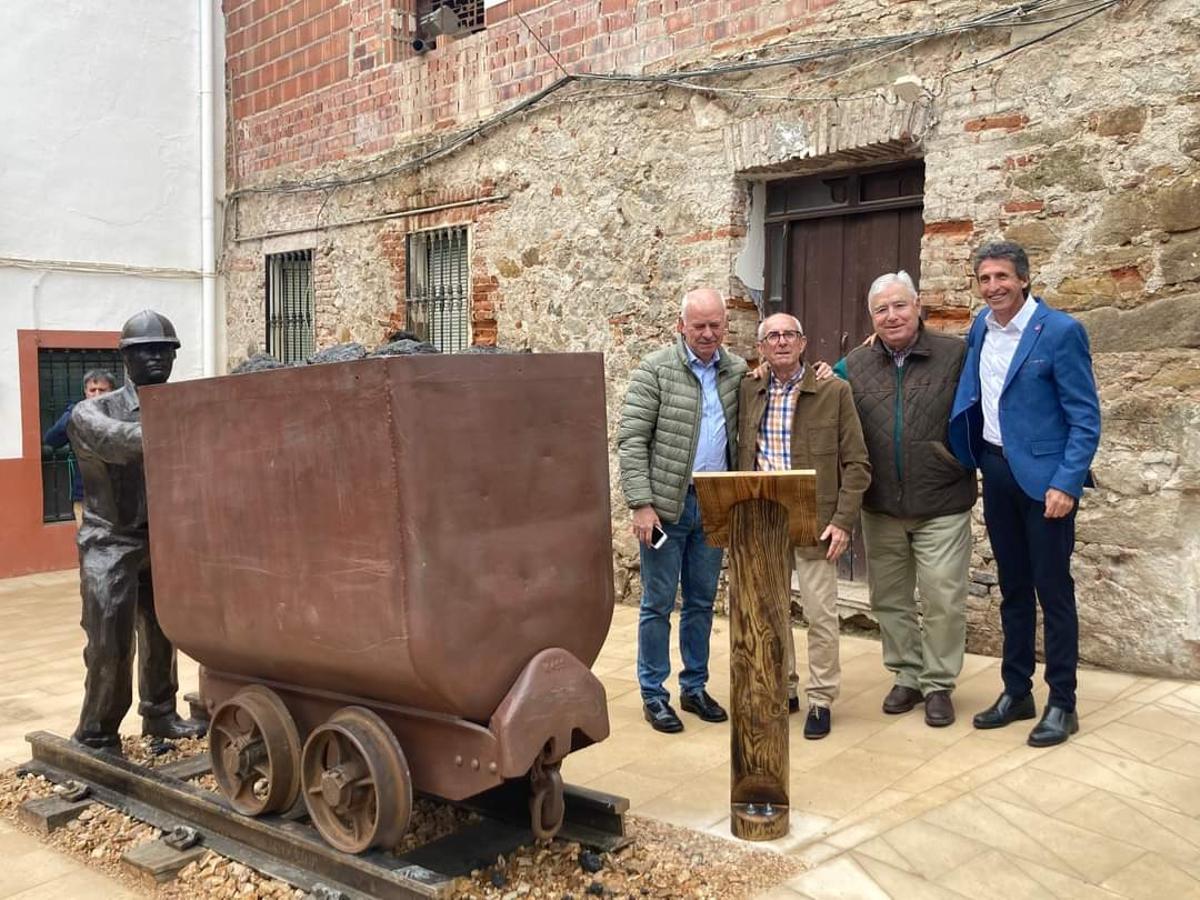 El Alcalde de Espiel con el Decano-Presidente del Colegio Oficial de Ingenieros Técnicos y Grados en Minas y Energía de la Provincia de Córdoba y dos miembros de la Comisión de Patrimonio del Colegio