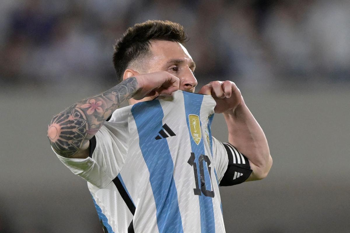 El delantero argentino Lionel Messi reacciona durante el partido amistoso de fútbol entre Argentina y Panamá, en el estadio Monumental de Buenos Aires.