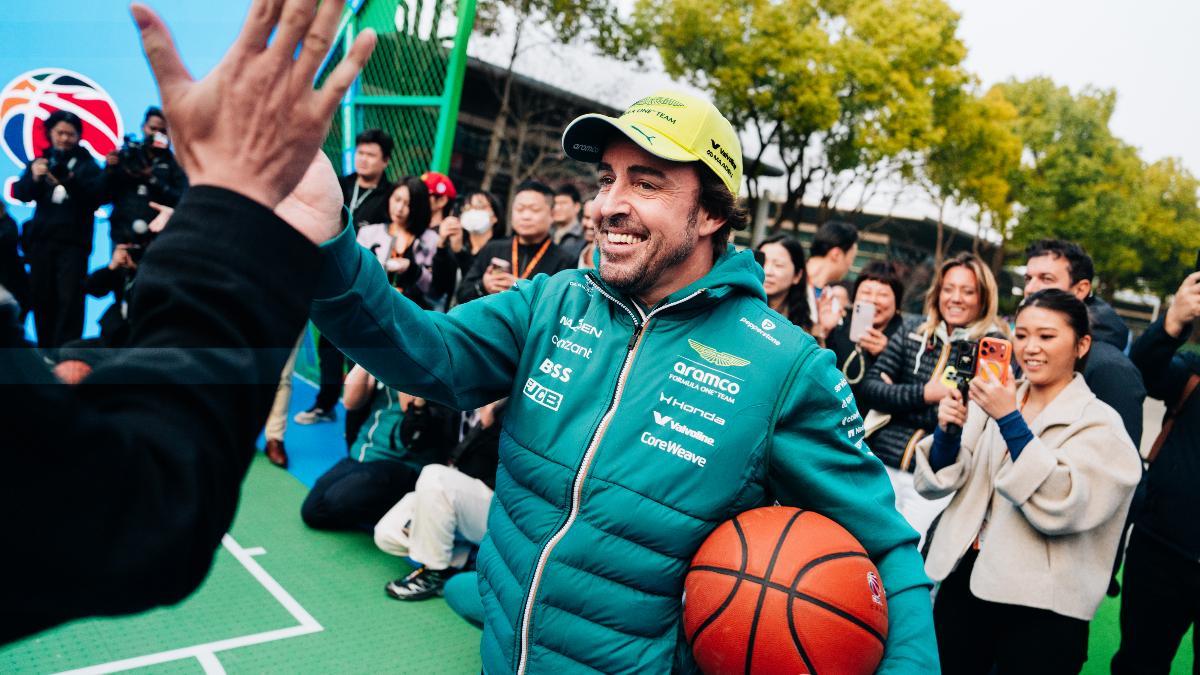 Fernando Alonso ha jugado al baloncesto en un evento de Aston Martin en China