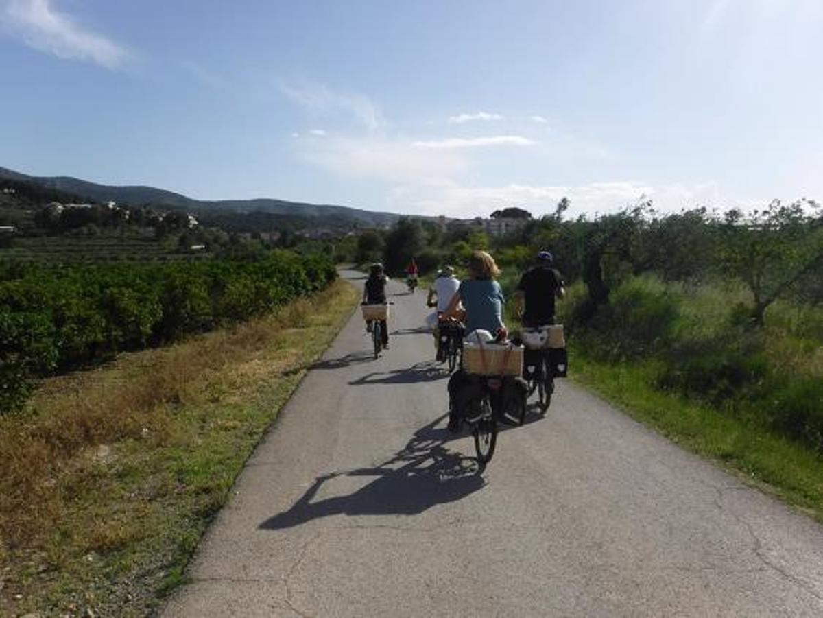 Un grupo de ciclo-turistas recorriendo la Vall d'Albaida.