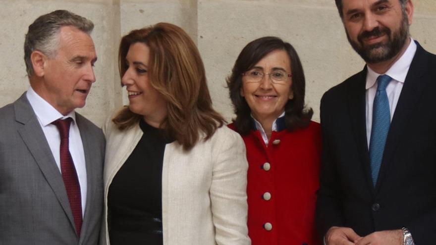 Rosa Aguilar, con Paulino Plata, Susana Díaz y Javier Fernández en la Aduana.