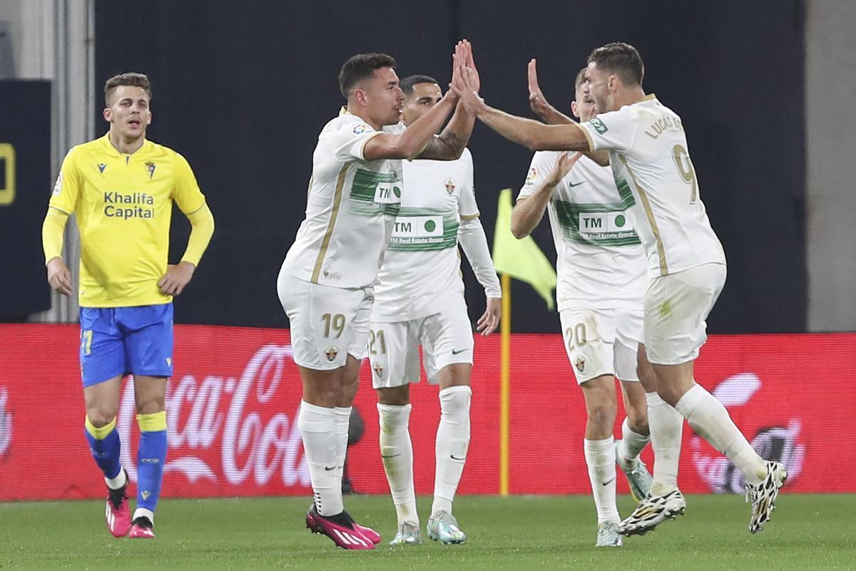 Jugadores del Elche celebrando el polémico gol