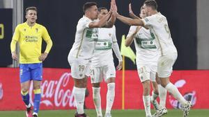 Jugadores del Elche celebrando el polémico gol