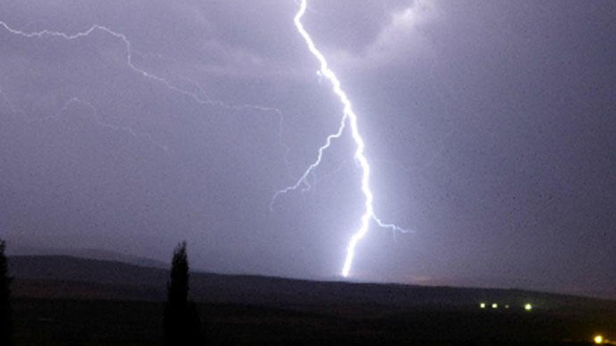 Imagen de un rayo durante una tormenta en Galicia.