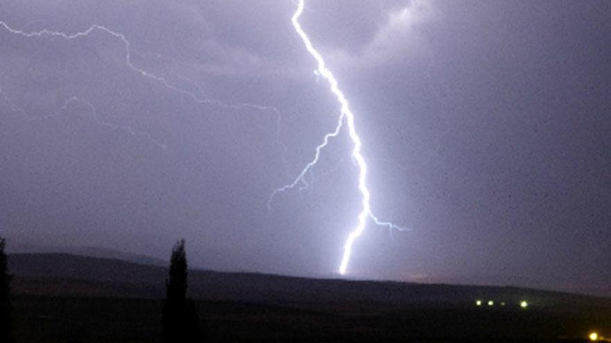 Imagen de un rayo durante una tormenta en Galicia.