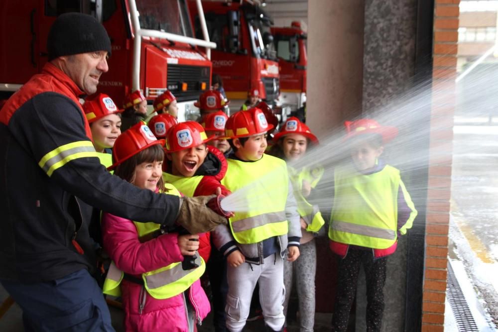 Visita escolar a los bomberos de Oviedo.