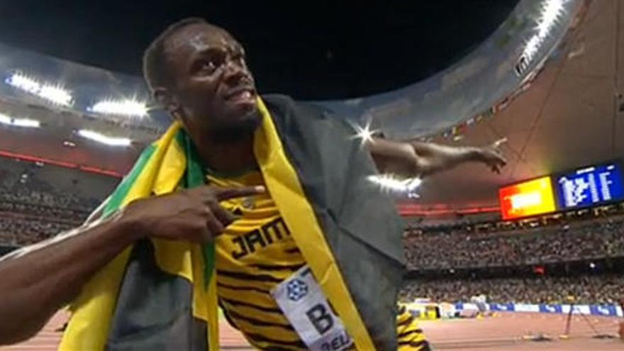 Usain Bolt celebra su victoria en los 100 metros.