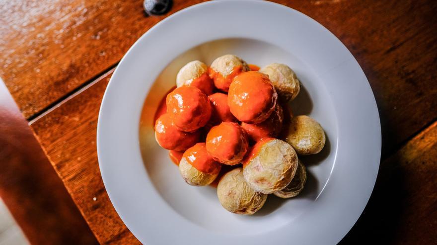 Un influencer peninsular carga contra las papas con mojo