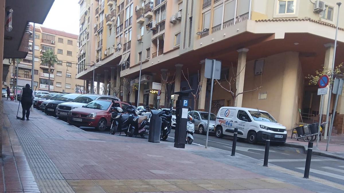 Uno de los nuevos parquímetros con el correspondiente cartel anunciador.