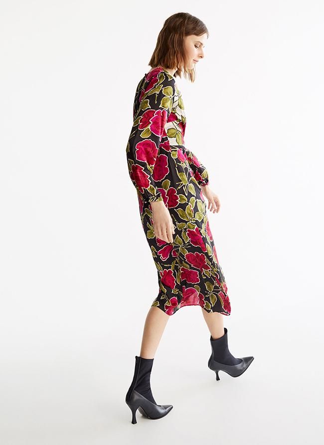 Vestido midi con estampado de flores y manga larga, de Uterqüe