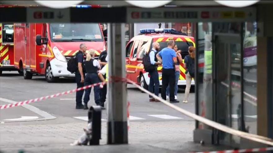Un hombre mata con un cuchillo a una persona y hiere a otras nueve en Francia