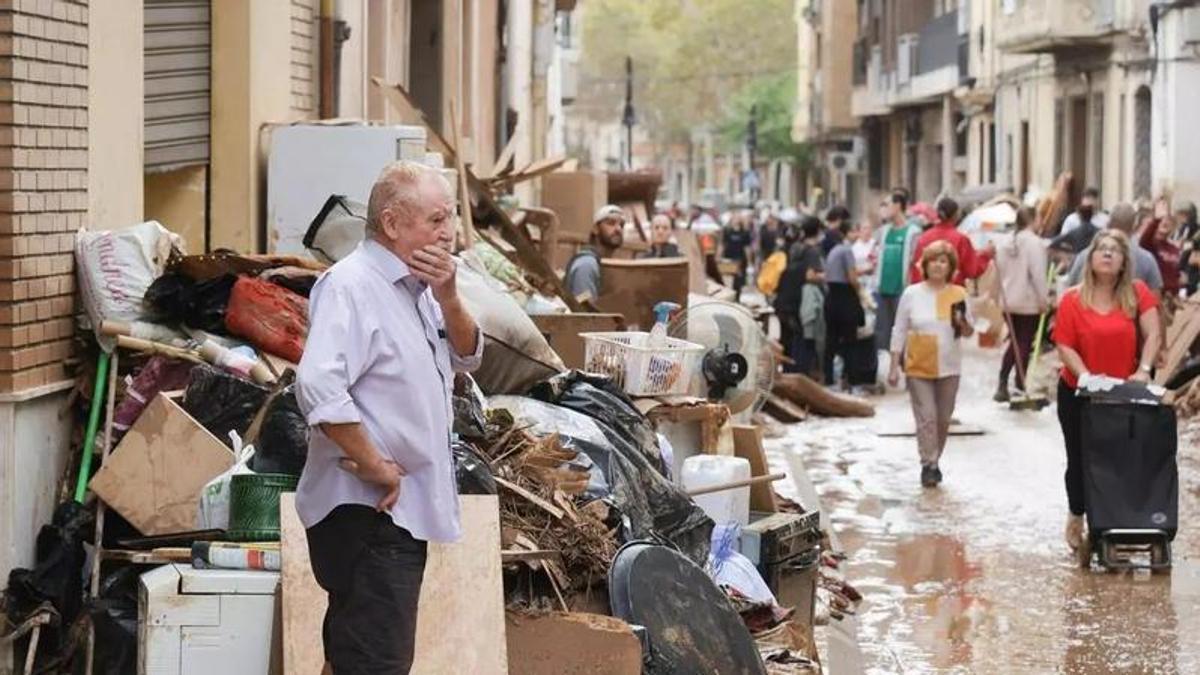 Los efectos de la dana en Aldaia con un vecino en primer plano